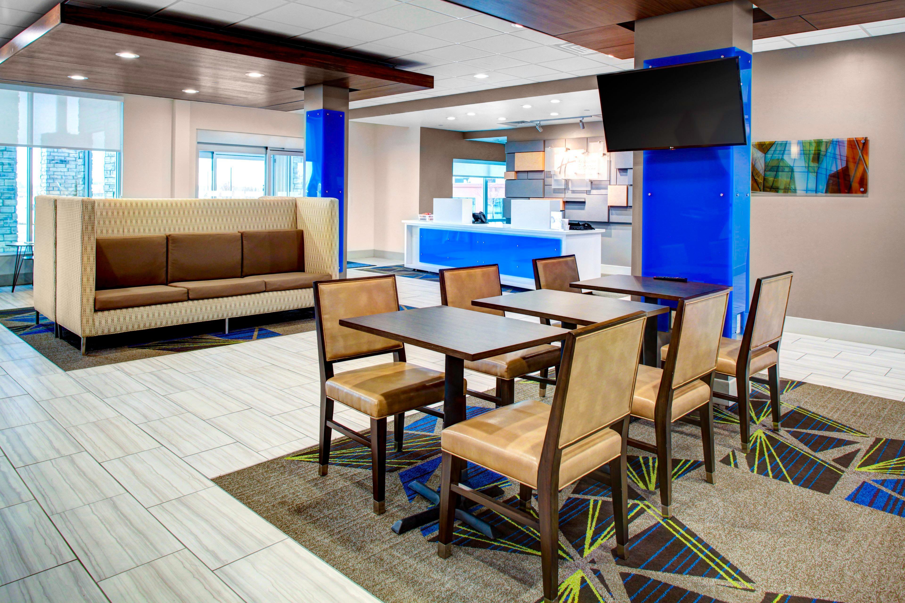 Holiday Inn Express & Suites Coldwater By Ihg Екстериор снимка